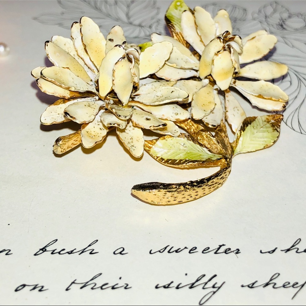 💛Lovely Vintage Enamel Daisy? Flowers Brooch💛